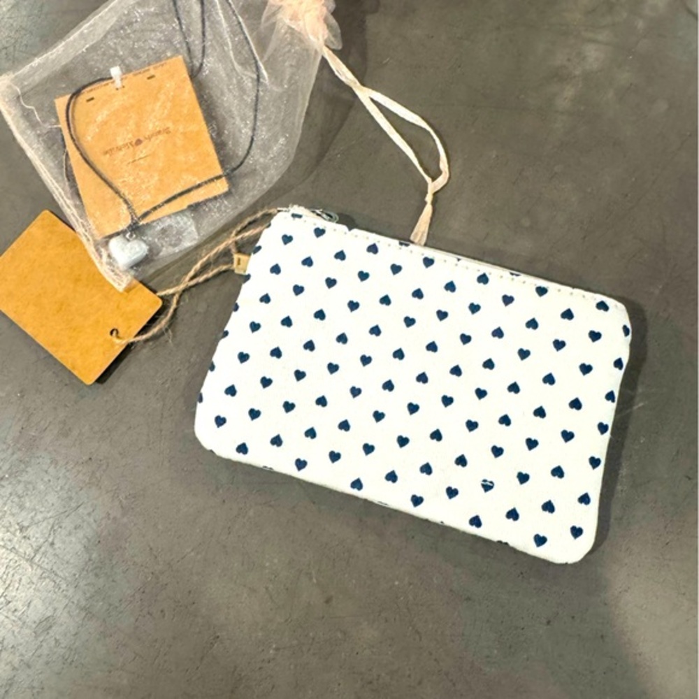 BRANDY MELVILLE Winter White & Blue Heart Patterned zipper ouch & heart necklace
